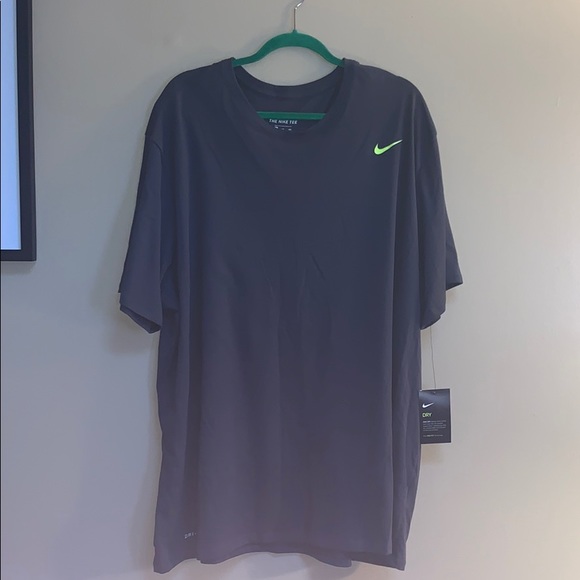 A gray Nike shirt - Picture 1 of 3